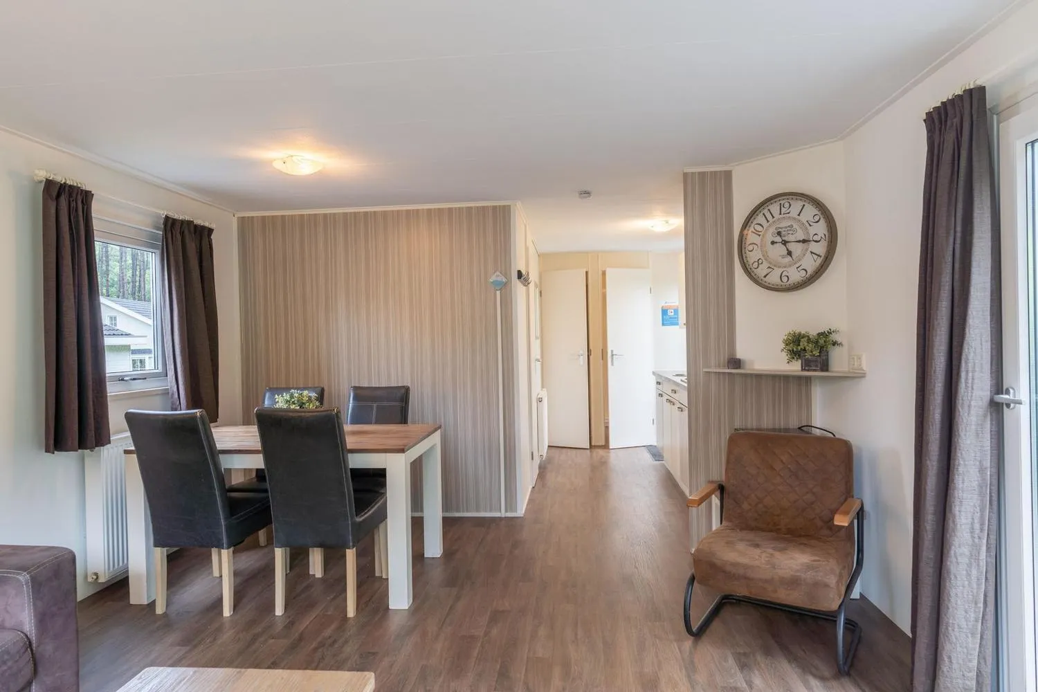 Heller Wohnraum eines Ferienhauses mit Holzmöbeln