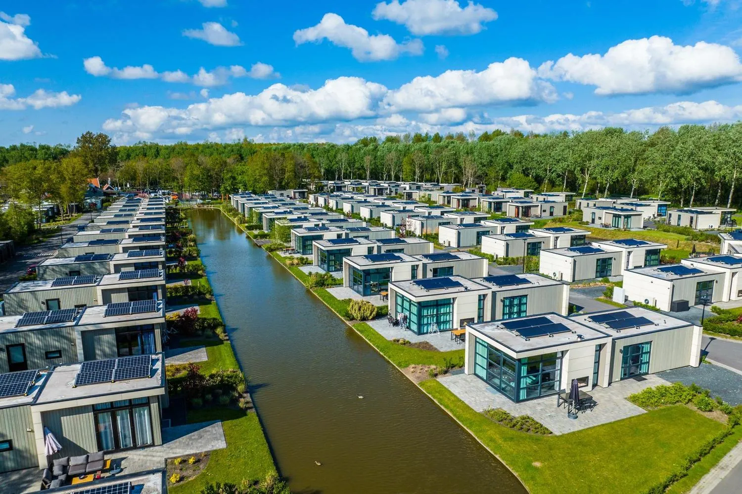 Zwei Häuserreihen mit Solarpanelen getrennt durch einen Kanal