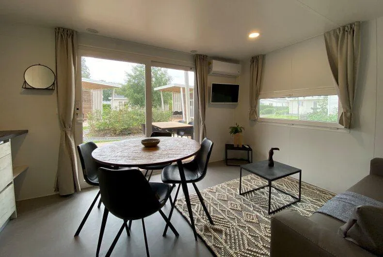 Modernes Wohnzimmer mit Rundtisch und Panoramafenstern