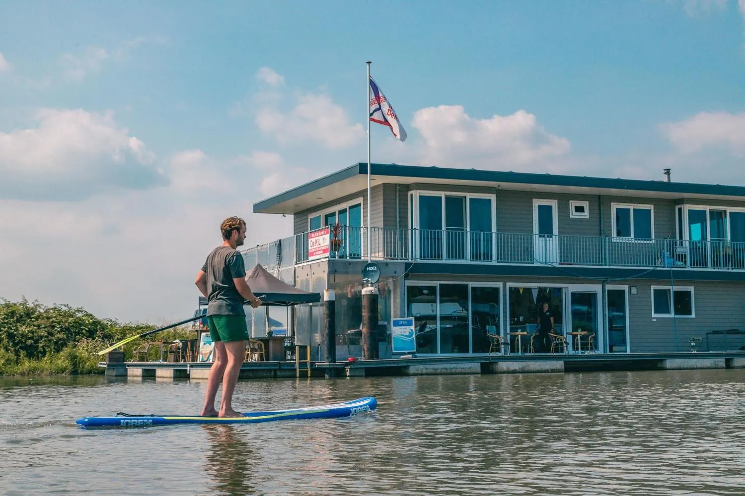 Gast paddelt auf dem SUP-Board in der Parklagune