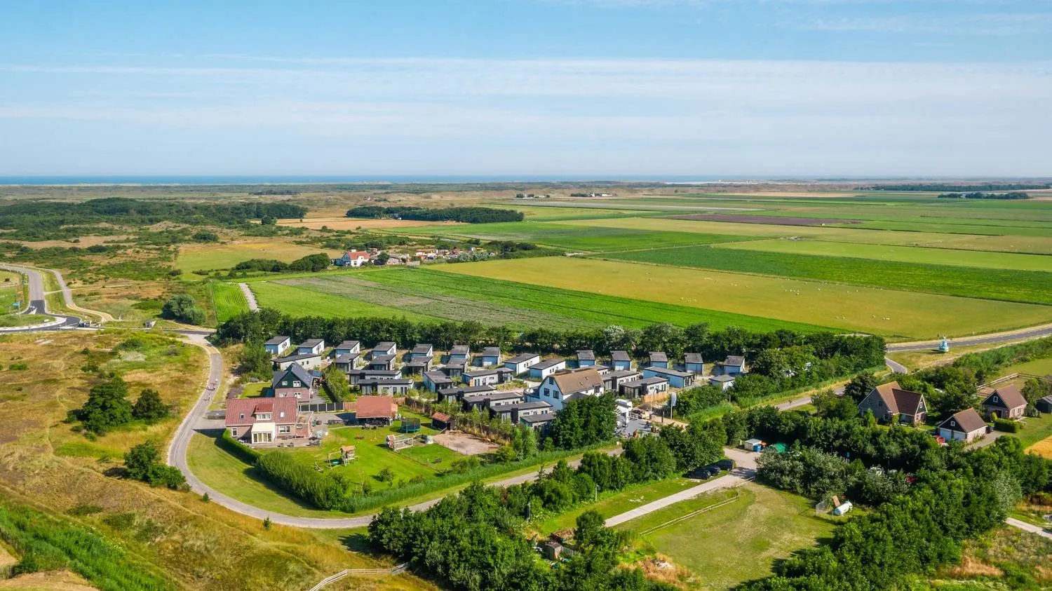 Parkanlage aus der Luft mit modernen Häusern zwischen Grünanlagen