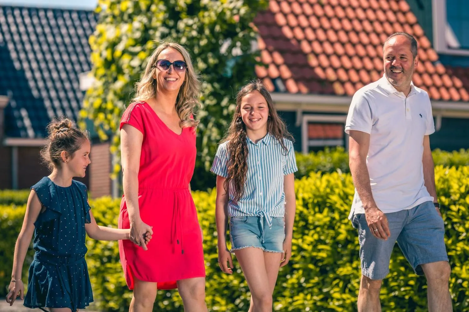 Familie spaziert lachend durch den Ferienpark