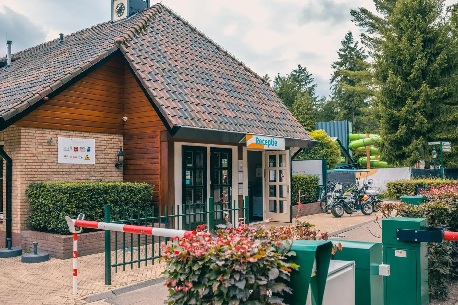 Rezeptionsgebäude mit rotem Ziegeldach und Fahrradparkplatz