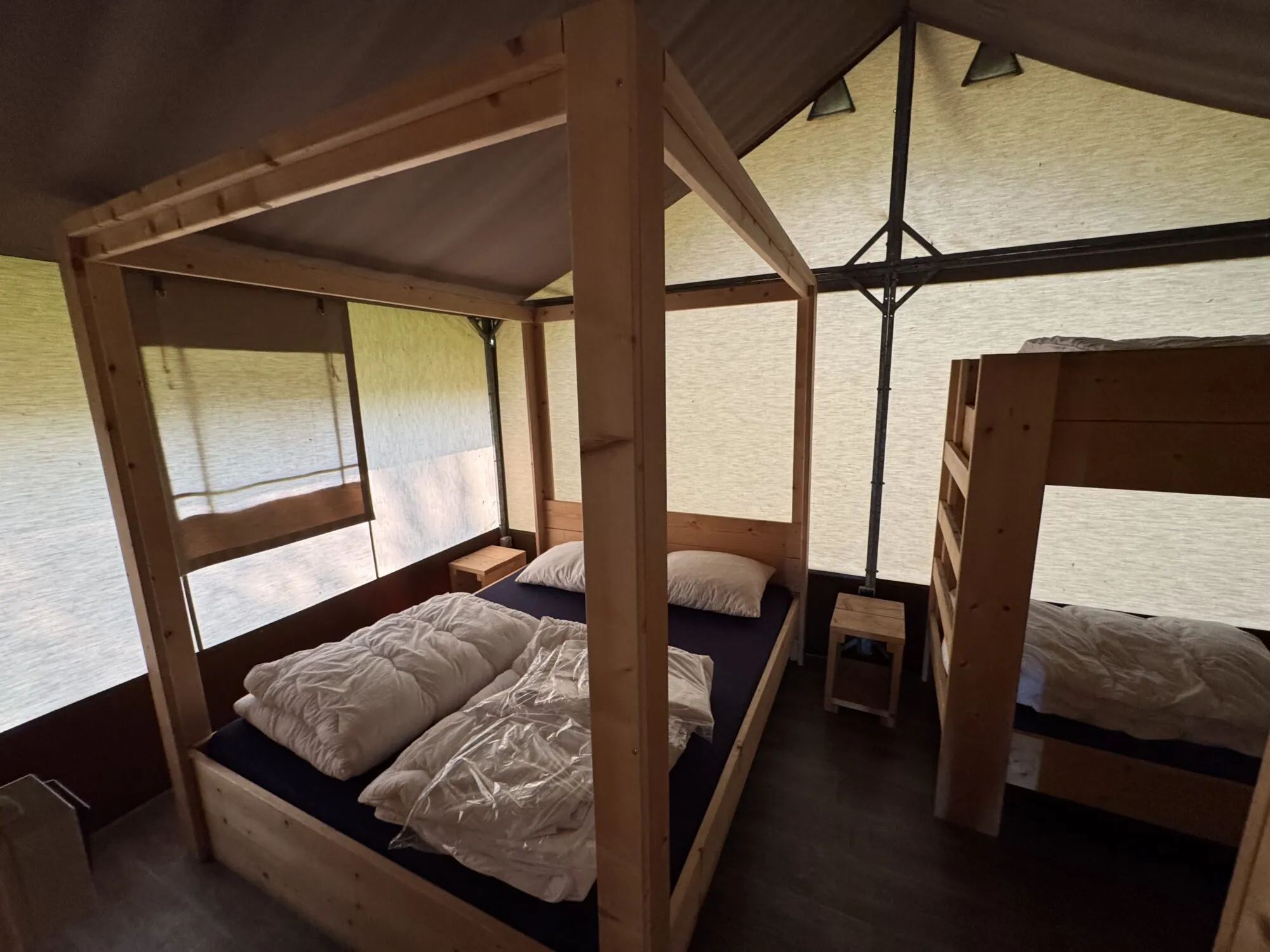 Innenansicht eines Safari-Zelts mit Bett im Lake Resort Beekse Bergen